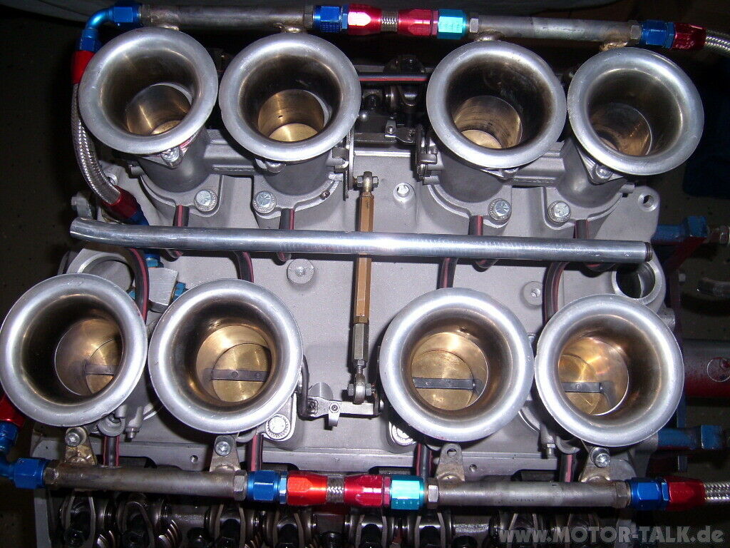 7 Liter Roush Motor mit Webervergasern...