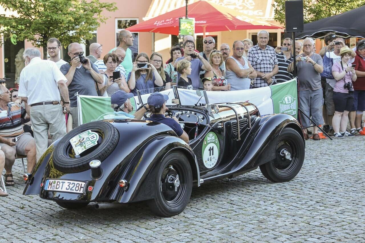 Rallye zum Anfassen: Die Hamburg-Berlin Klassik führt traditionell durch viele kleine Orte und findet dort stets ihre Fans