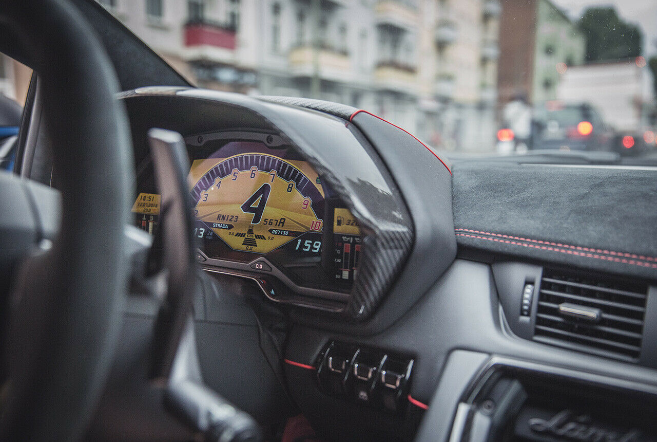 Digitales Cockpit im Aventador SV Roadster. Nicht verwirren lassen: Rechts steht die Drehzahl, wir fahren 43 km/h
