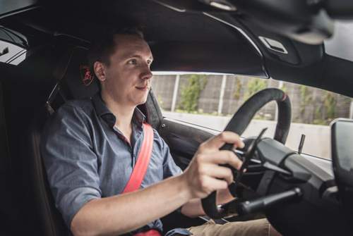 Der Lambo passt, irgendwie. Großen Fahrern fehlen am Kopf ein paar Zentimeter. Insgesamt wird es sportlich eng