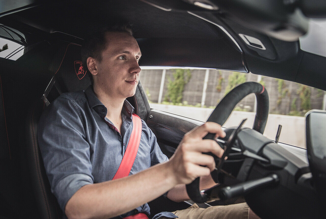 Der Lambo passt, irgendwie. Großen Fahrern fehlen am Kopf ein paar Zentimeter. Insgesamt wird es sportlich eng