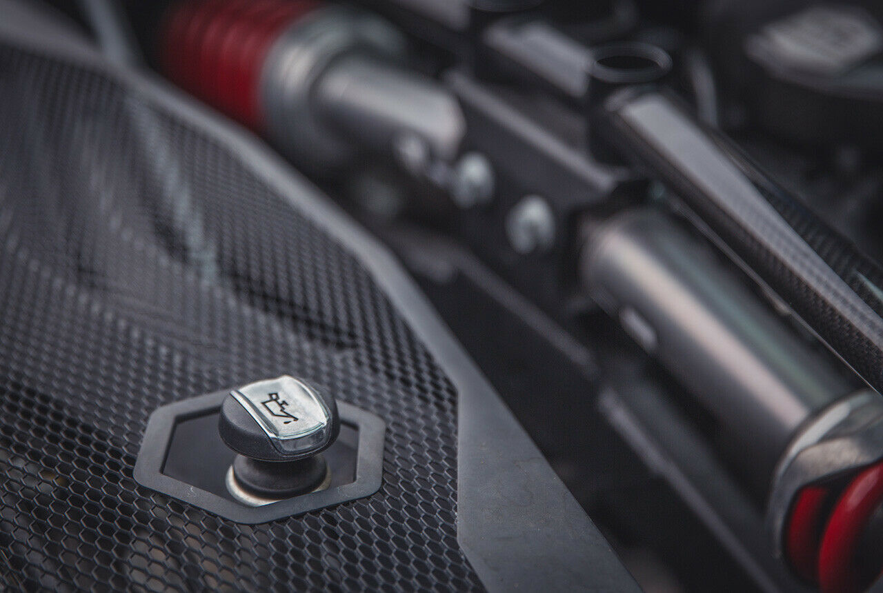 Gut erreichbar: Öl-Einfüllstutzen. Dahinter: Carbon-Strebe und Push-Rod-Fahrwerk