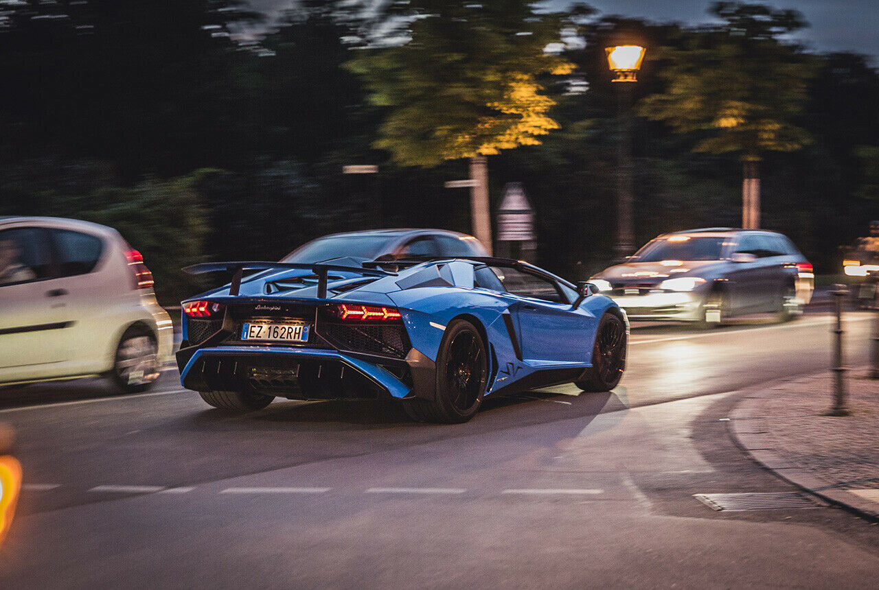 Das Heck als Fratze, der Sound genial: Lambo Aventador SV Roadster