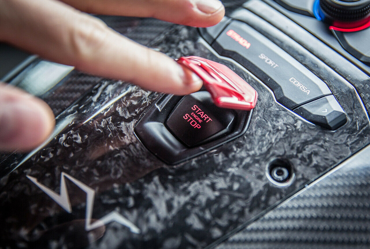 Ein bisschen Kampfjet: Der Startknopf im Lambo Aventador