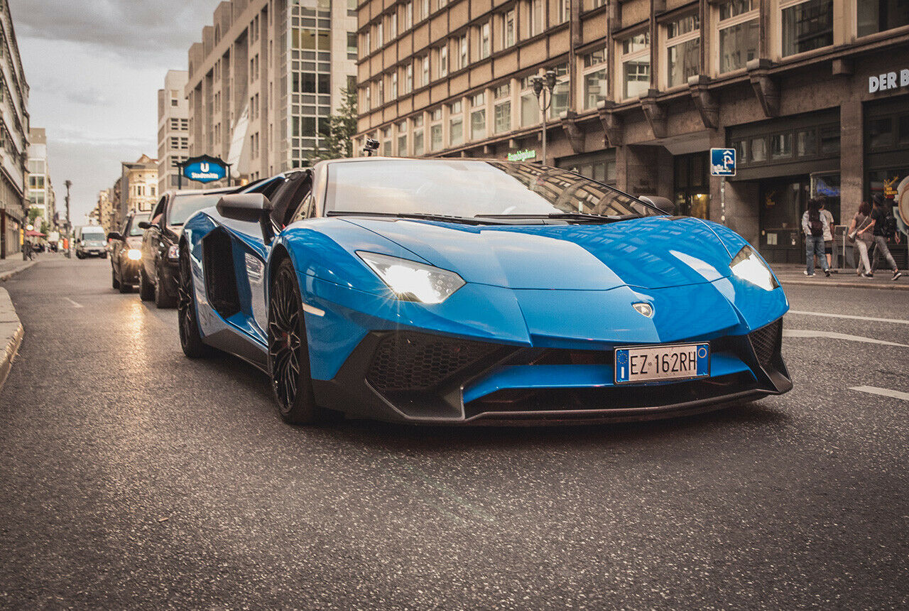 In der Stadt wirkt der Lambo wie ein Fremdkörper. Er fährt auch so
