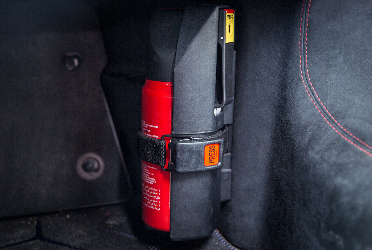 Rennwagen brauchen einen Feuerlöscher. Beim Lambo sitzt er im Beifahrer-Fußraum
