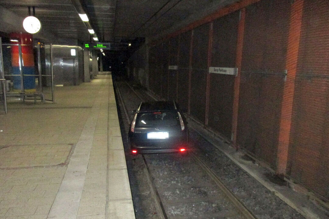 Ein Autofahrer fuhr am Samstag aus Versehen in einen U-Bahntunnel und stoppte erst bei der nächsten Station