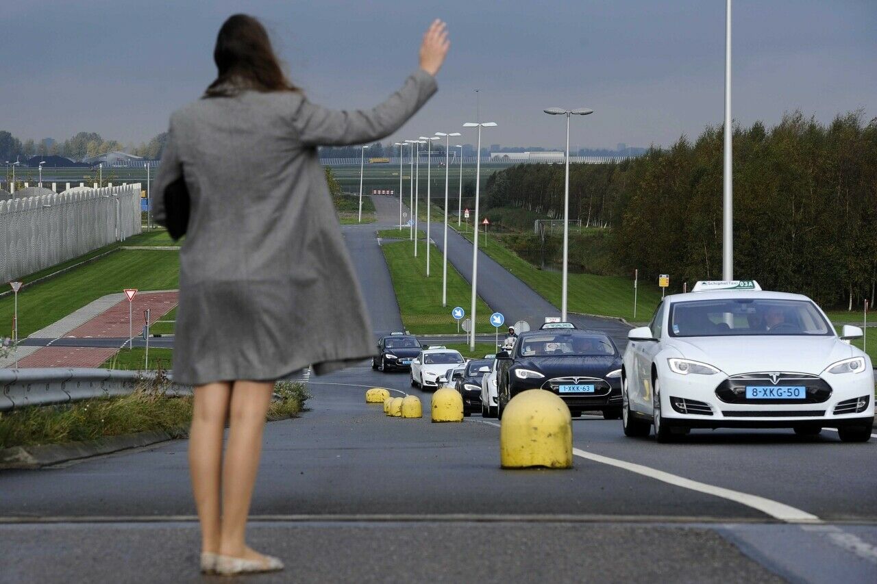 Tesla Model S als Taxi am Flughafen Amsterdam Schiphol: Die SPD fordert höhere Zuschüsse für elektrische Taxis und Lieferwagen