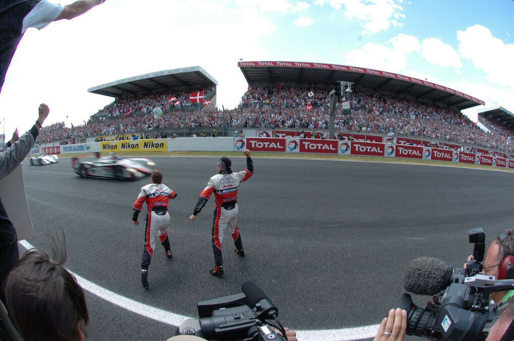 Zieleinfahrt für Audi 2004 in Le Mans. Der Jubel ist groß, wenn die Tortur für Mensch und Maschine vorbei ist