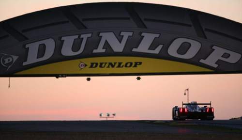 Ein Markenzeichen des Circuit de la Sarthe: der Dunlop-Bogen