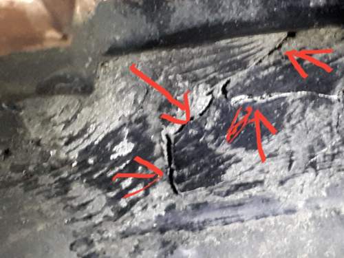 Riss im werkseitigen Klebeband