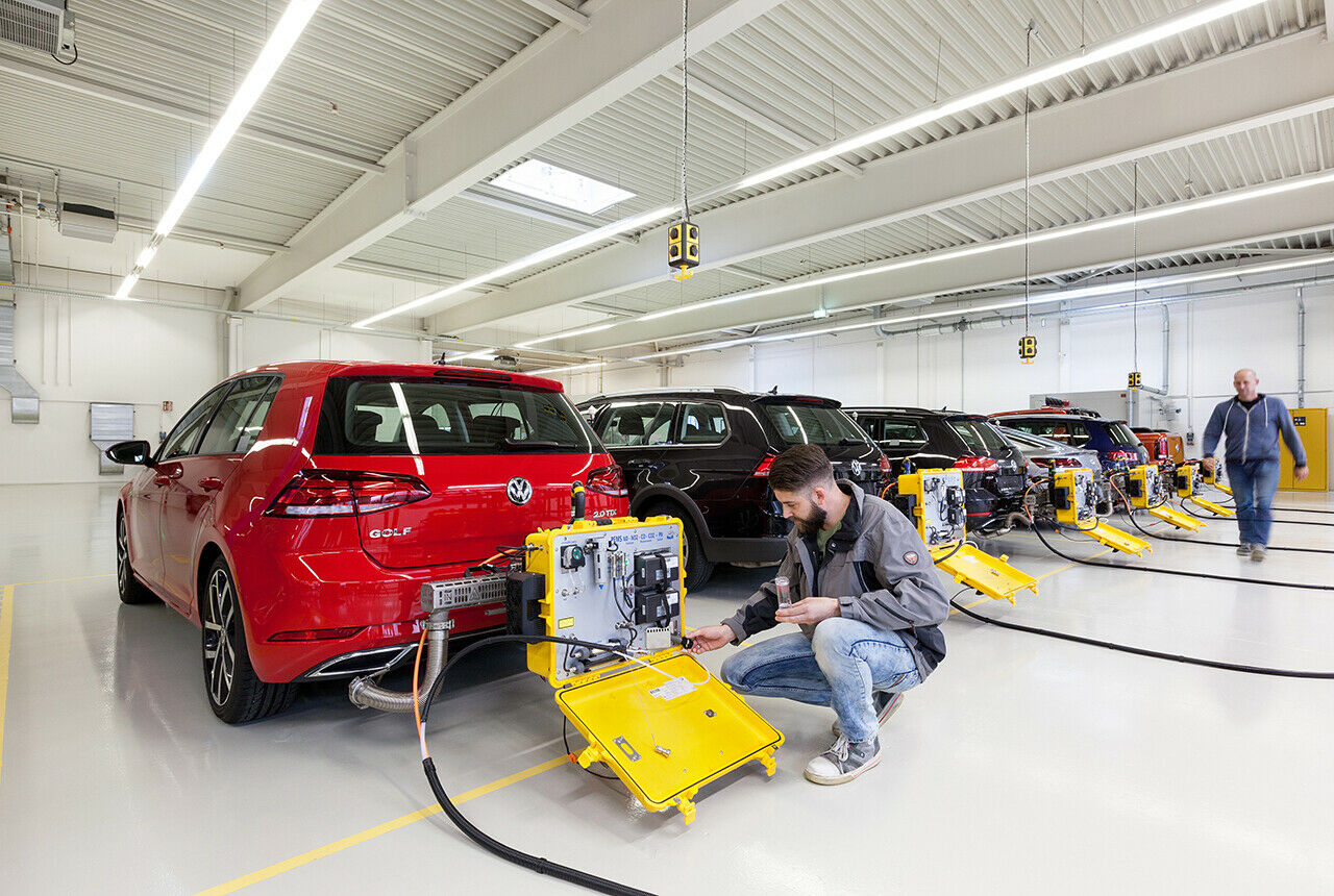 Volkswagen fehlen Kapazitäten. Durch die Aufarbeitung des jahrelangen Betrugs bei der Abgasreinigung sind viele Mitarbeiter mit der Überprüfung bereits vorhandener Motoren beschäftigt