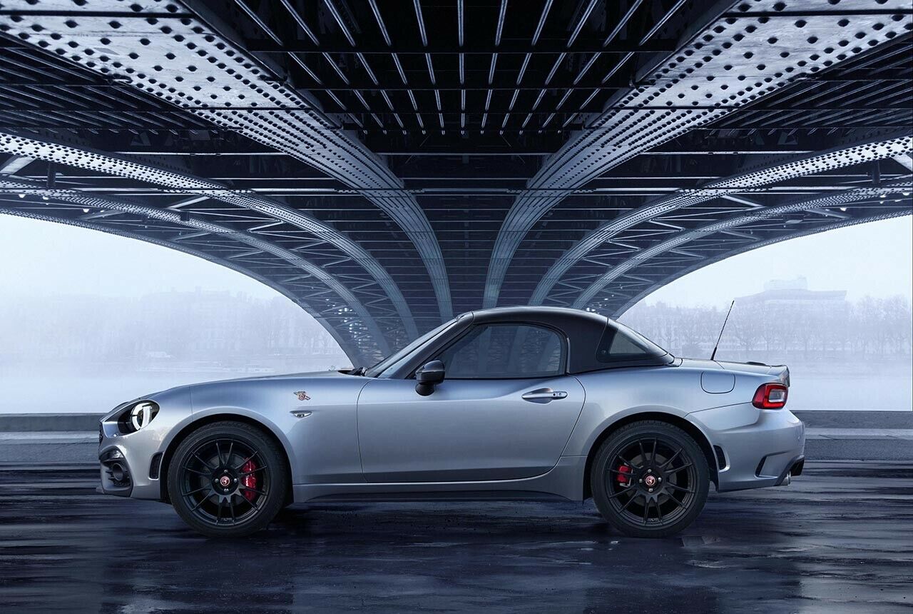 Das Hardtop des Abarth 124 GT ist laut Fiat gänzlich aus Kohlefaser gefertigt - es wiegt trotz größerer Scheibe schlanke 16 Kilogramm