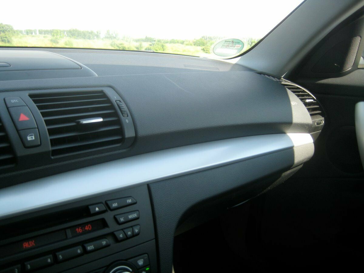 Abdruck des Airbags auf Amaturenbrett