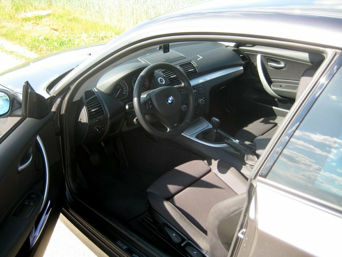 Abdruck des Airbags auf Amaturenbrett