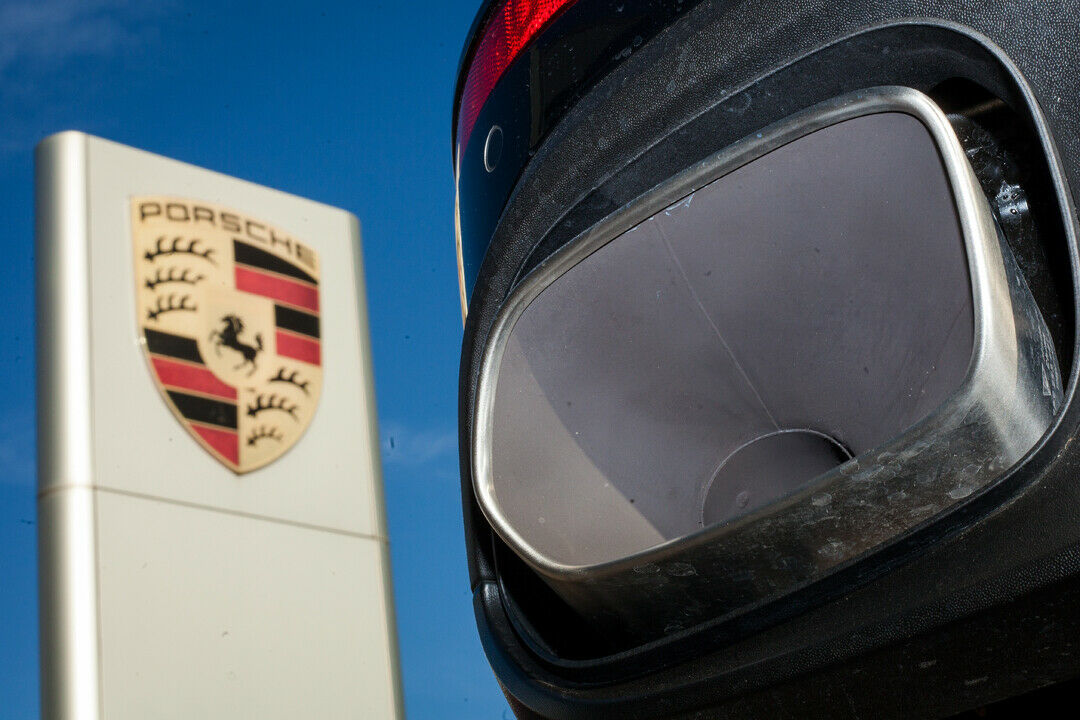 Auch Porsche hat manipulierte 3,0-Liter-Dieselmotoren in ,manchen Modellen verbaut. In Italien wurde nun der Firmensitz der Herstellers durchsucht