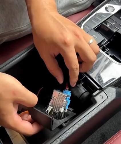 Orginal Stecker USB Ports ziehen