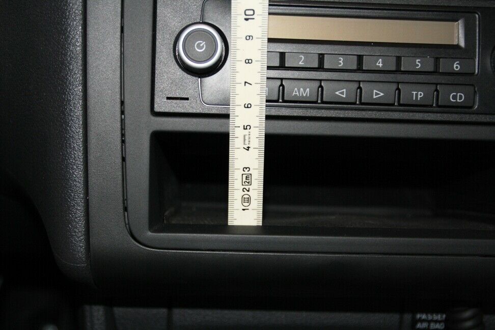 Ablagefach unterhalb Radio