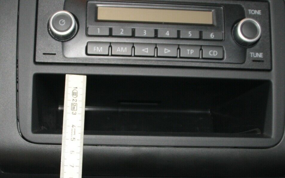 Ablagefach unterhalb Radio