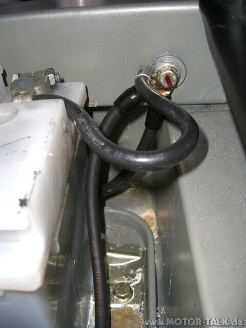 Ablagerung an der Batterie im Kofferraum C180 Kombi entfernen