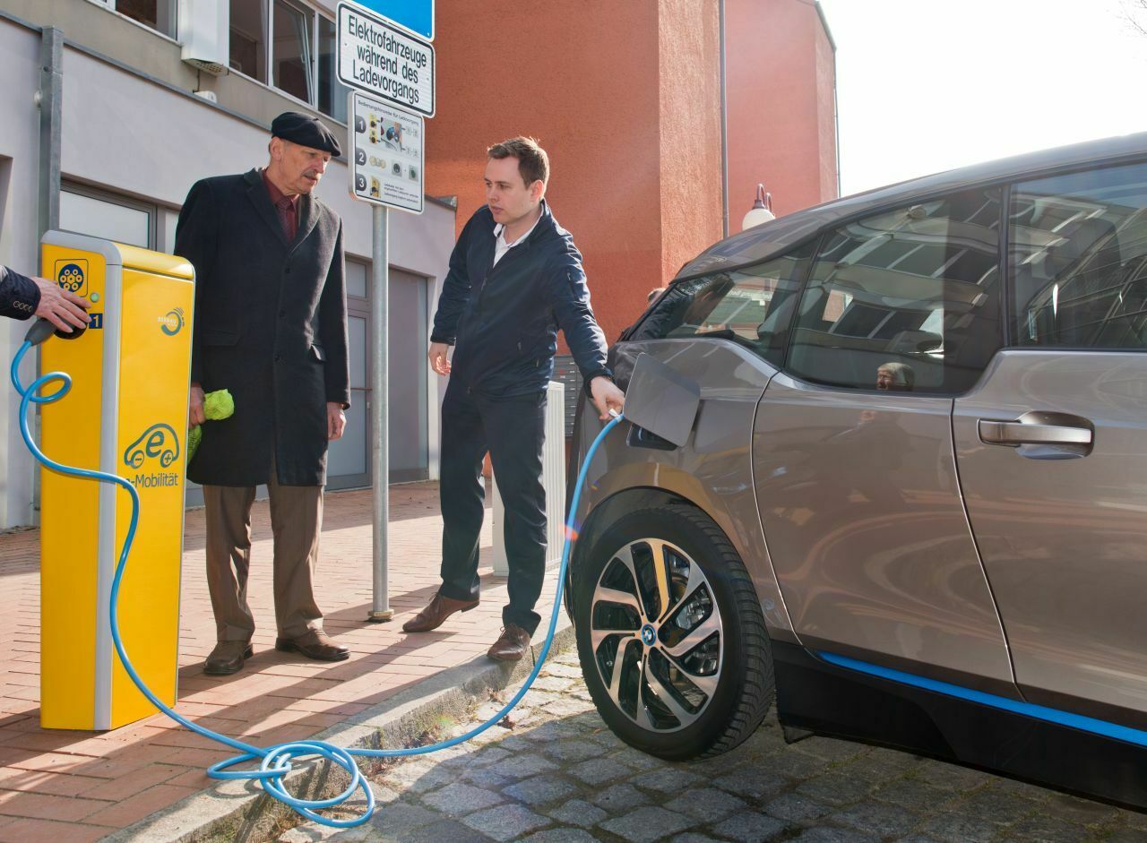 Strom-Zapfsäule in Bernau: DIe Bundesregierung will ein Förderpaket für Elektromobilität verabschieden