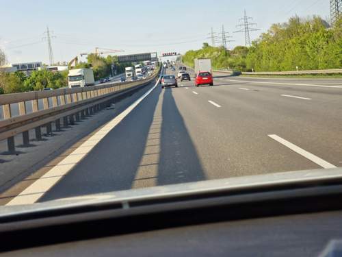 Autobahn mit ungünstigen Schatten