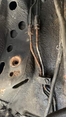 Bremsleitungen Fahrerseite unter Dreieck