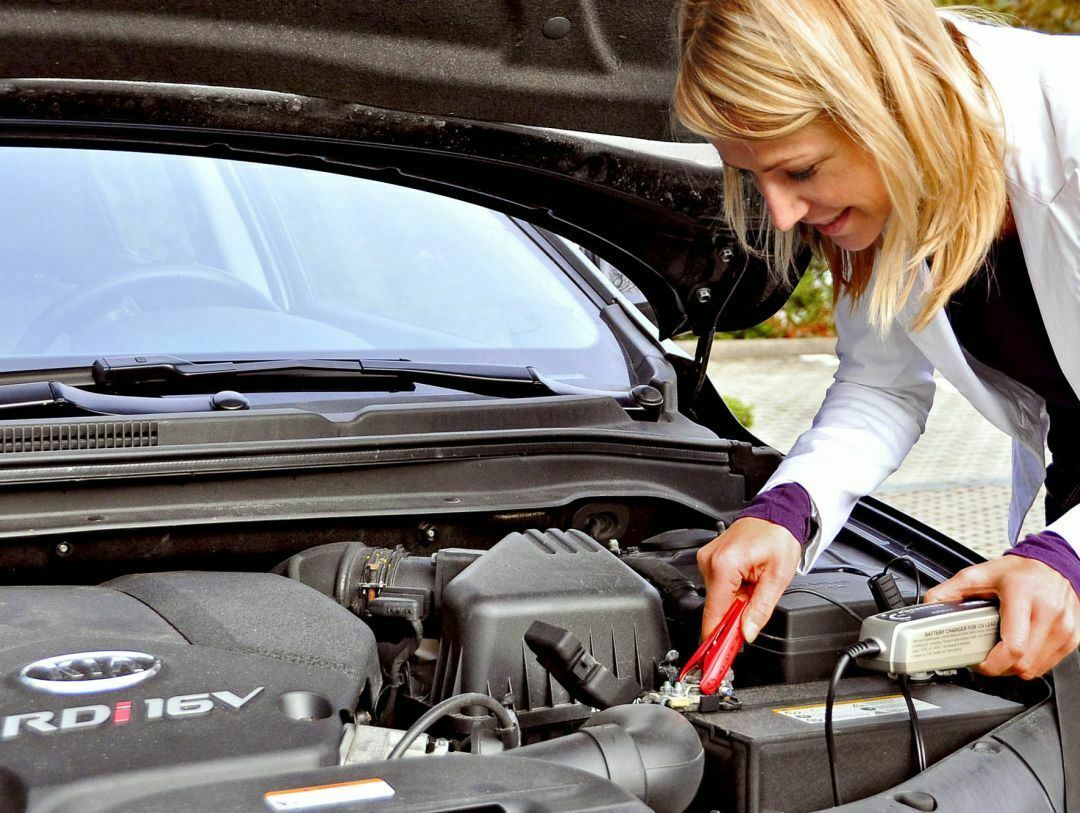 Mit einem Ladegerät kann man die eigene Autobatterie im Winter entlasten