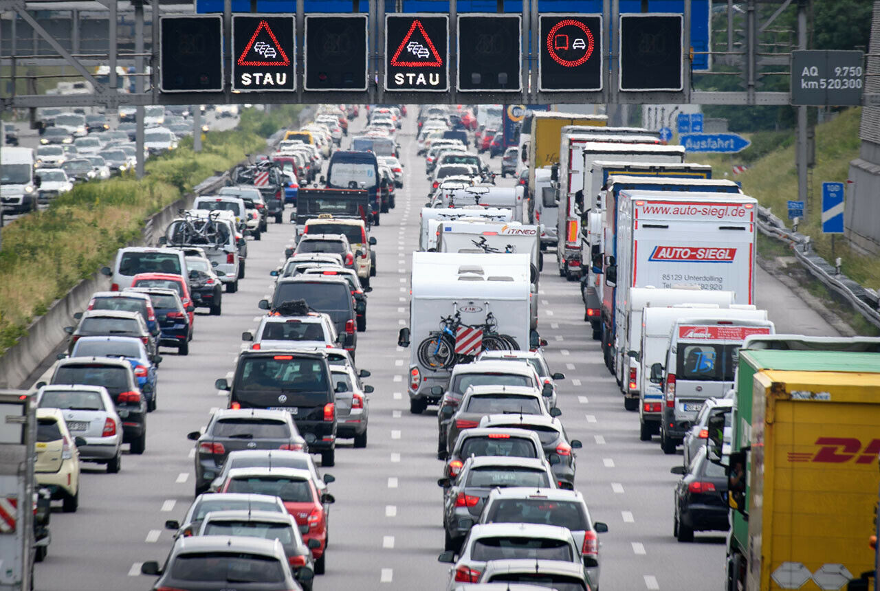 Wer kann, sollte am Wochenende die Autobahnen meiden. Reiseverkehr wird für Staus sorgen