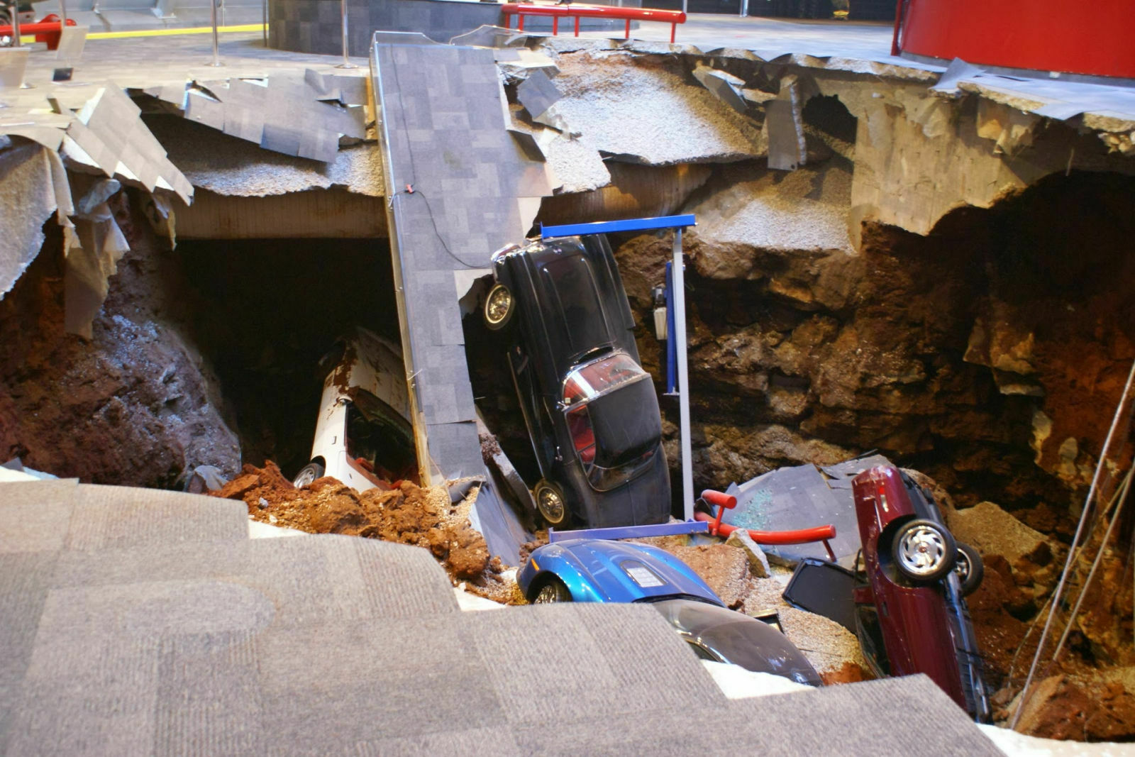 Im rund neun Meter tiefen Loch verschwanden acht Corvette der Baujahre 1962 bis 2009