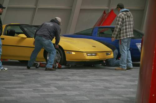 Helfer bringen die nicht betroffenen Autos in SIcherheit