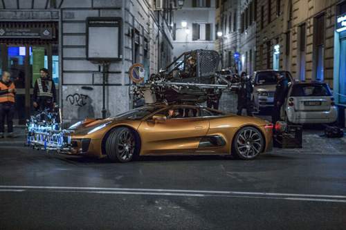 Der Kameraaufbau vorn und der Käfig auf dem Dach machen das Fahren des Sportwagens enorm schwierig