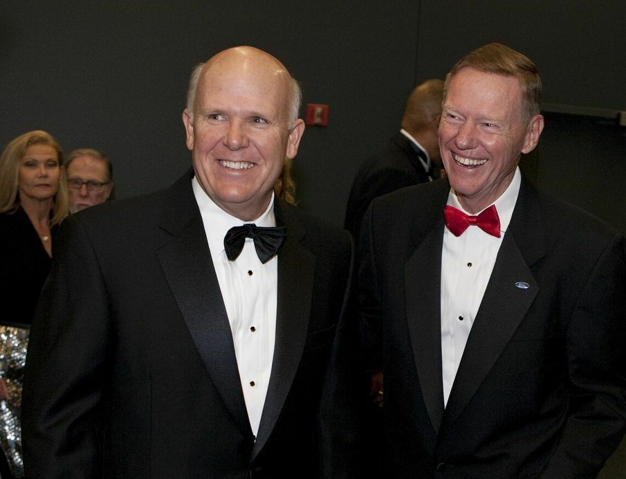 Sonst Konkurrenten, bei Getrieben Partner: GM-Chef Dan Akerson (l.) und Ford-Chef Alan Mulally (r.)