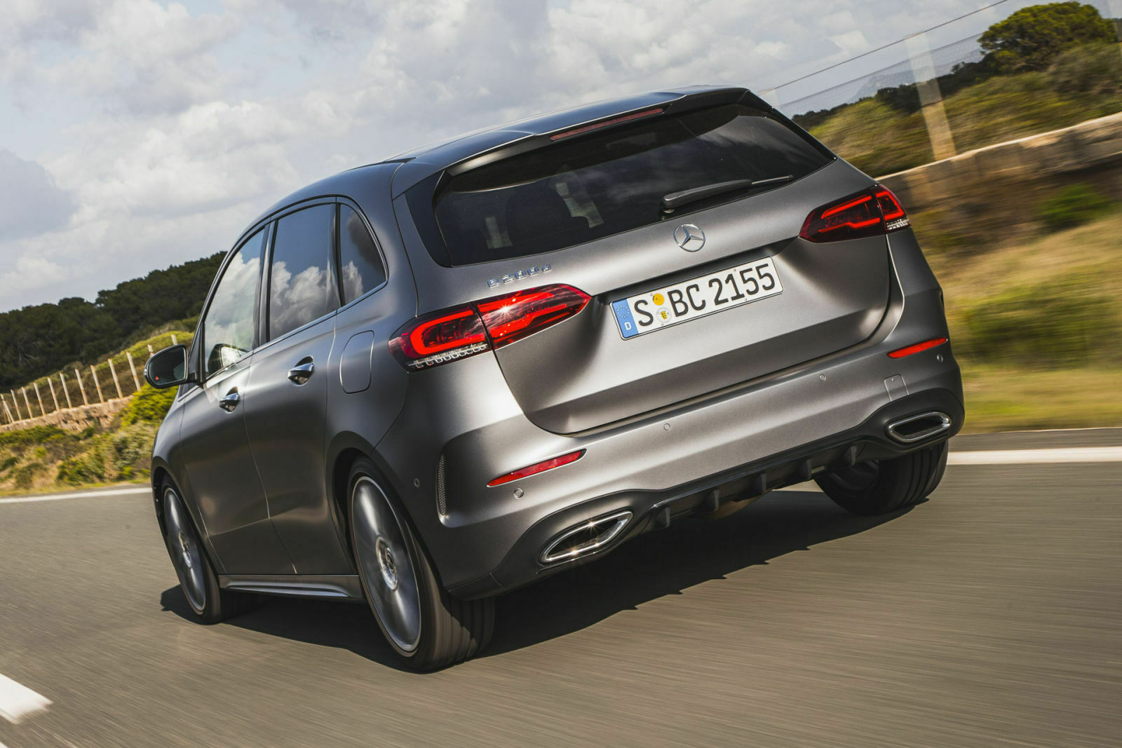 Auch, wenn hier B 200 d auf der Heckklappe steht: Wir fuhren den größeren Mercedes B 220 d mit 190 PS