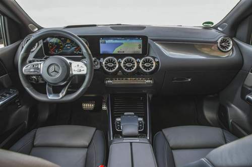 Mit der AMG-Ausstattung gibt es ein sportliches Lenkrad und weitere Deko-Elemente, die Dynamik suggerieren