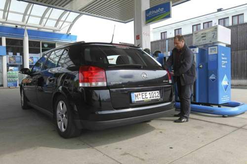 Opel Signum beim Tanken