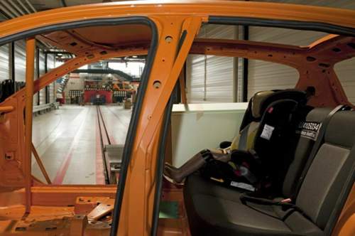 Seitencrashtest beim ADAC-Kindersitztest