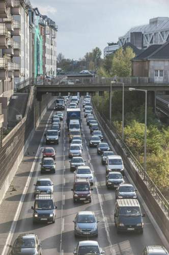 Auf Staus müssen sich Reisende vor allem zwischen den Ballungsräumen (Foto: Berlin) einstellen