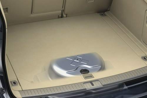 Beim Porsche Cayenne sitzt der Adblue-Tank unter dem Kofferraumboden