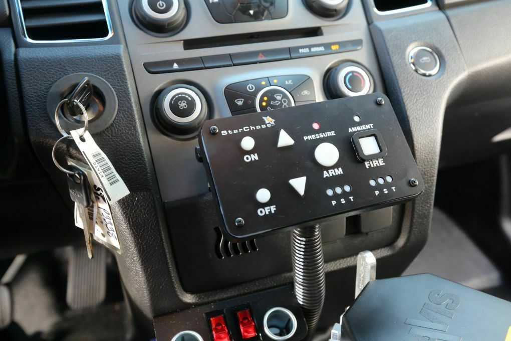 Im Inneren eines Polizeiautos: Per Knopfdruck wird der Schuss ausgelöst