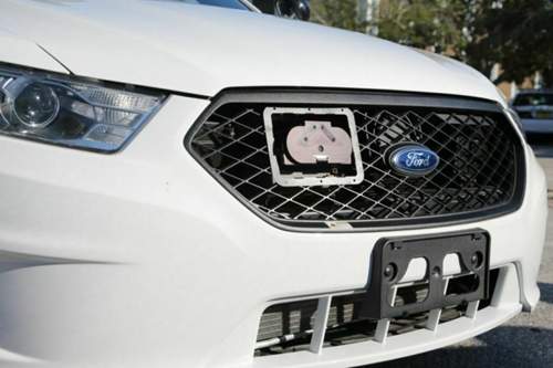 Starchase wird am Kühlergrill des Autos angebracht. Wenn das Fluchtauto nahe genug ist, öffnet sich die Klappe und der GPS-Sender wird abgefeuert