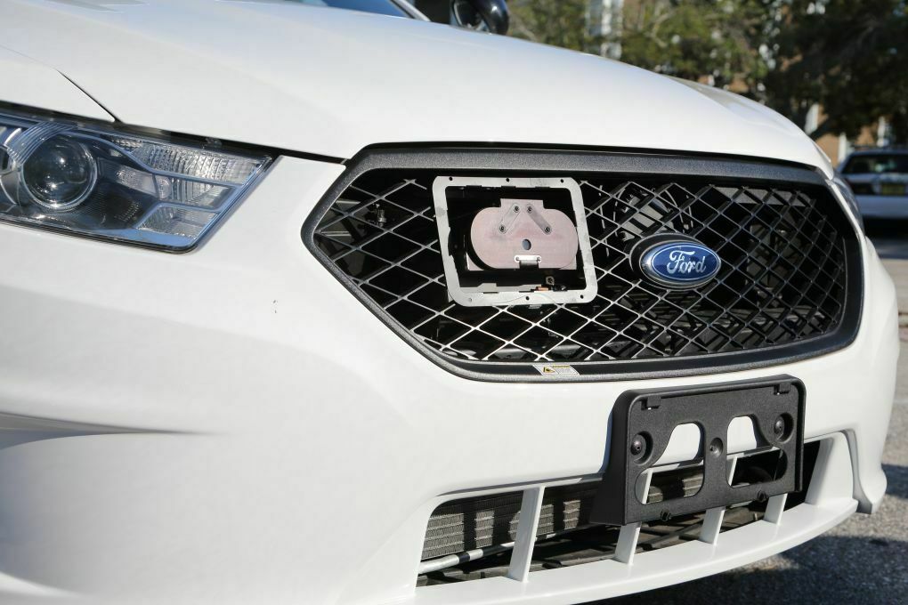 Starchase wird am Kühlergrill des Autos angebracht. Wenn das Fluchtauto nahe genug ist, öffnet sich die Klappe und der GPS-Sender wird abgefeuert