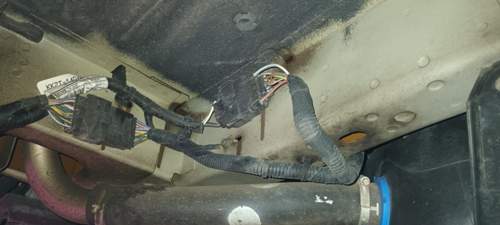 Kabel-unter-tankstutzen