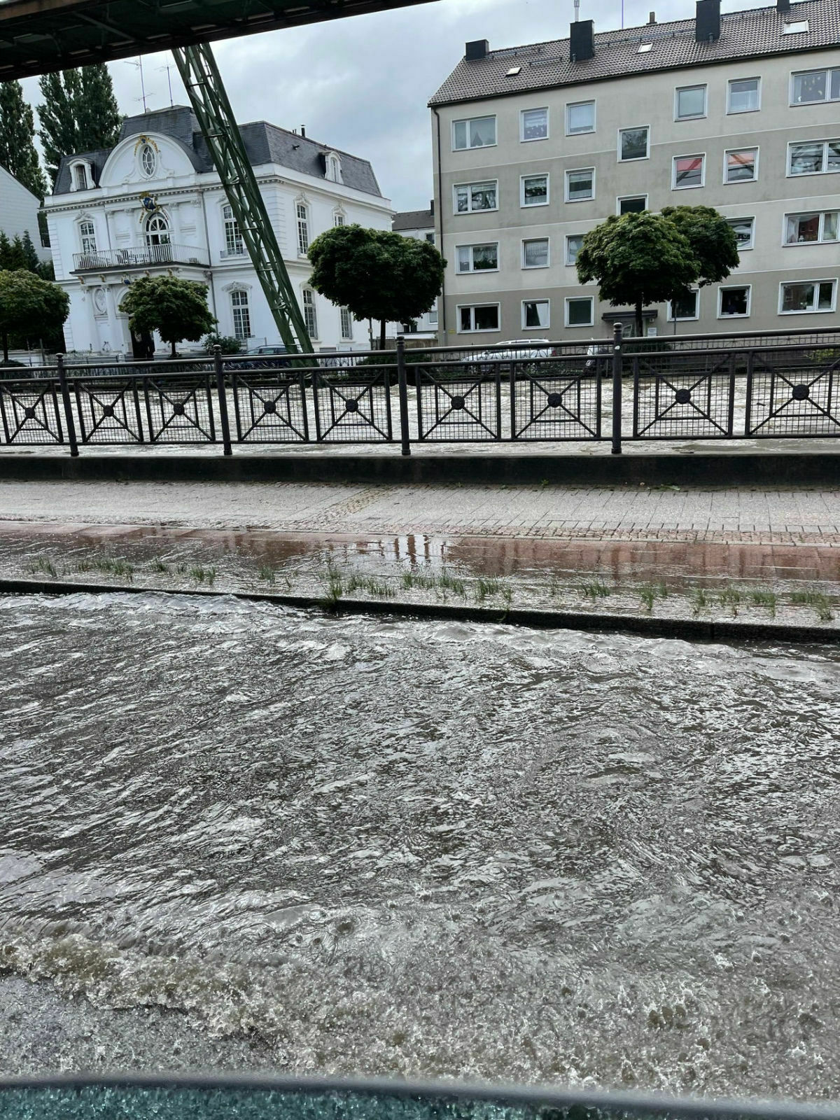 Airmatic Hochwasser Knall Schräglage Versicherung