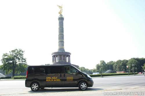 Ein Vivaro-Shuttle-Bus im Einsatz.
