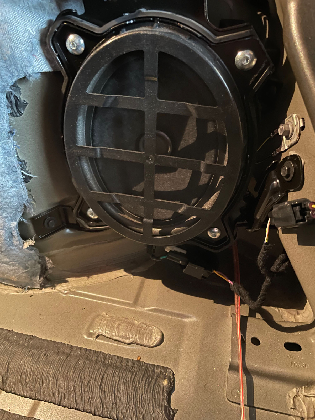 Aktiv Subwoofer an B&O Werksanlage abschließen.