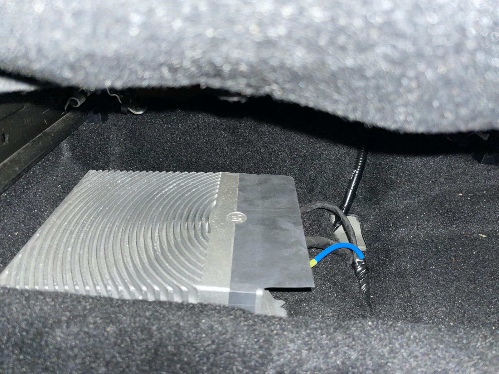 Aktiv Subwoofer an B&O Werksanlage abschließen.