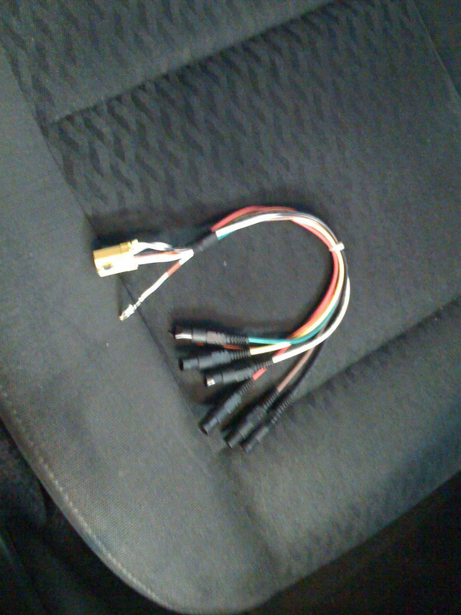 Aktiv-Subwoofer unter Beifahrersitz