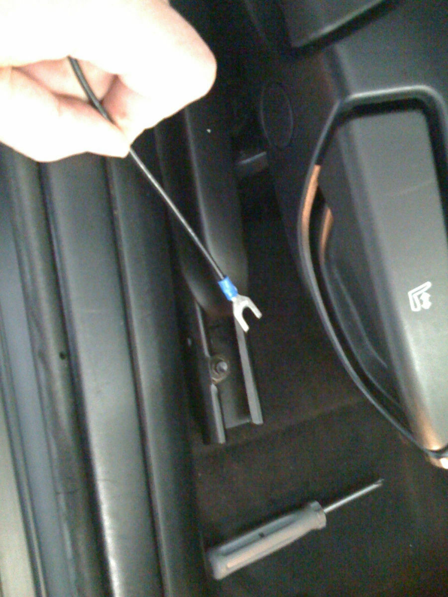 Aktiv-Subwoofer unter Beifahrersitz