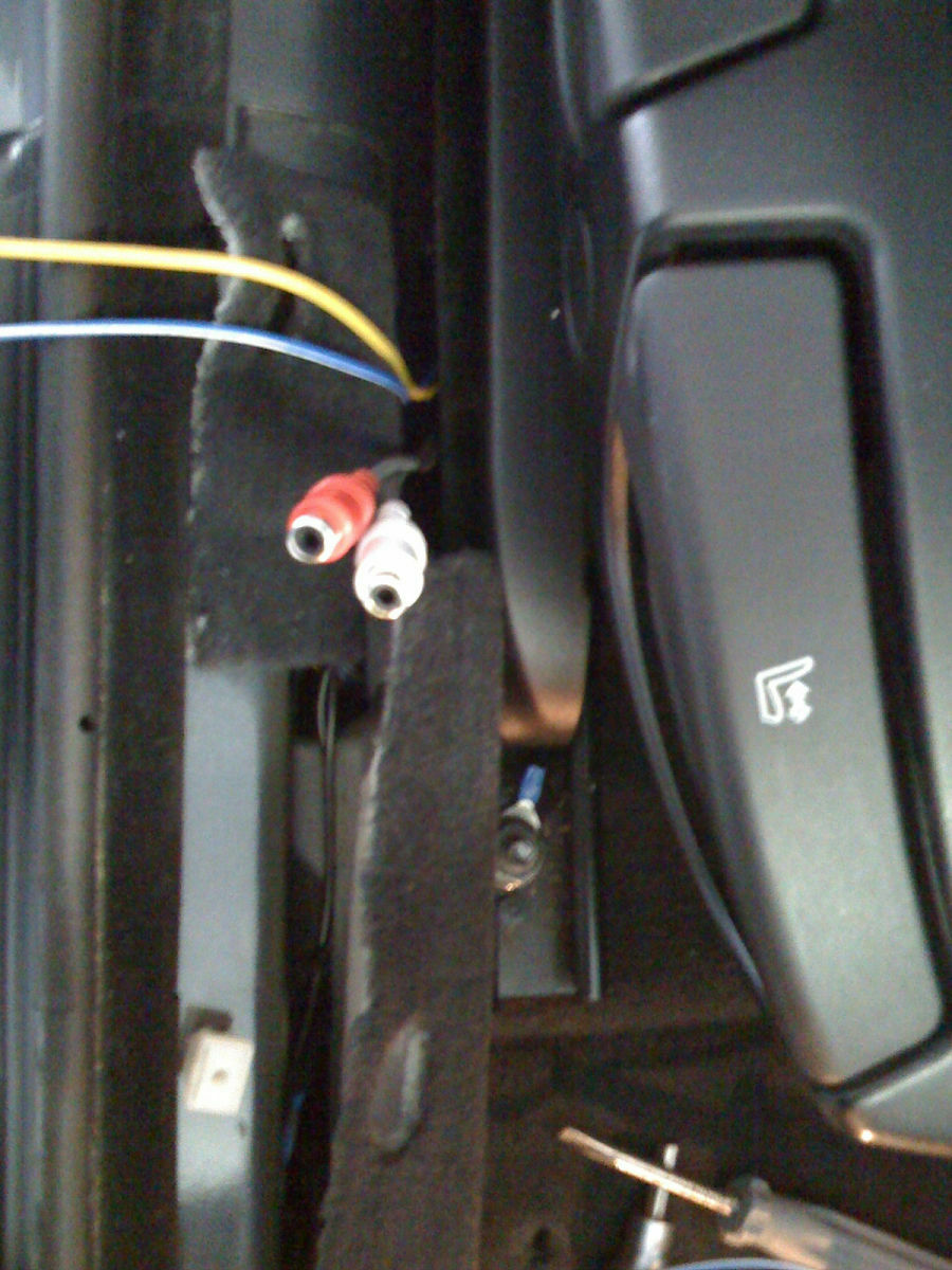 Aktiv-Subwoofer unter Beifahrersitz